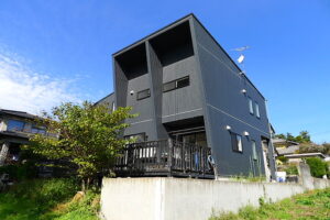御代田町の人気エリアにある、広いウッドデッキと吹抜けのある築10年の住宅