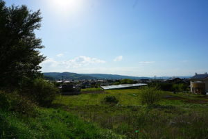  敷地から西側を望む。のびやかな気持ちの良い眺めです。 (外観)