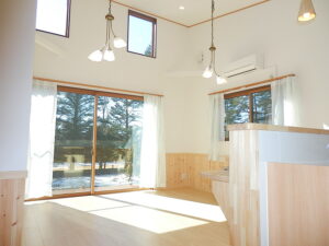 光降り注ぐ明るいリビングです。(居間)