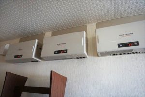 屋根の上にソーラーパネルが載っており売電できます