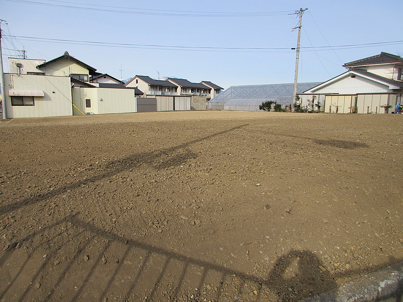 スーパーやホームセンターが近く暮らしやすい便利な立地の交差点角地！256坪！事業用・住宅用地として最適です。